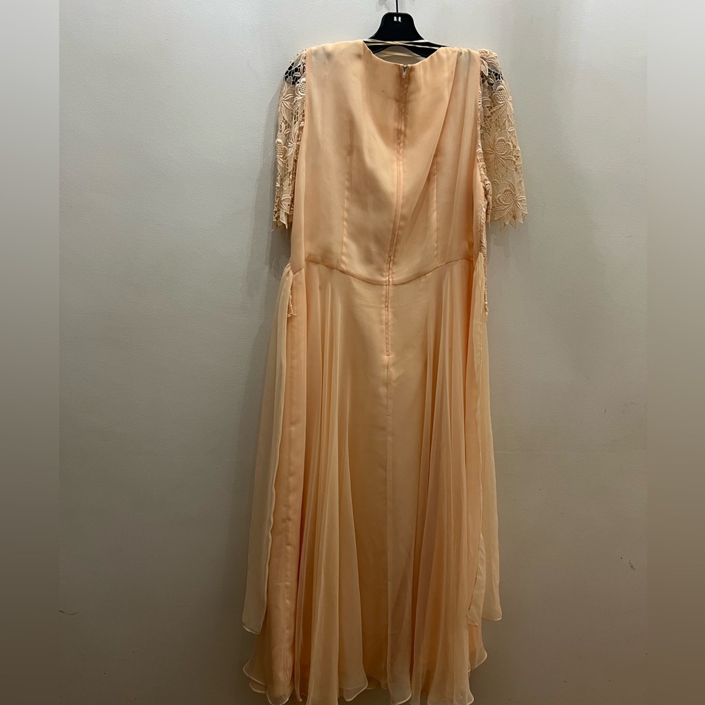 Plus Size Lace Bodice elbow length sleeve Maxi Dress in Blush Peach - Picture 6 of 9